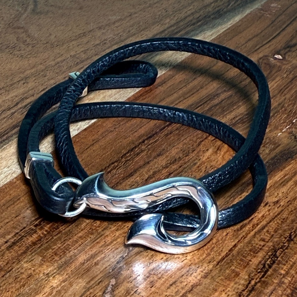 JOHN HARDY .925, double wrap Black Leather Bracelet w/ fishhook design / 7.5in M